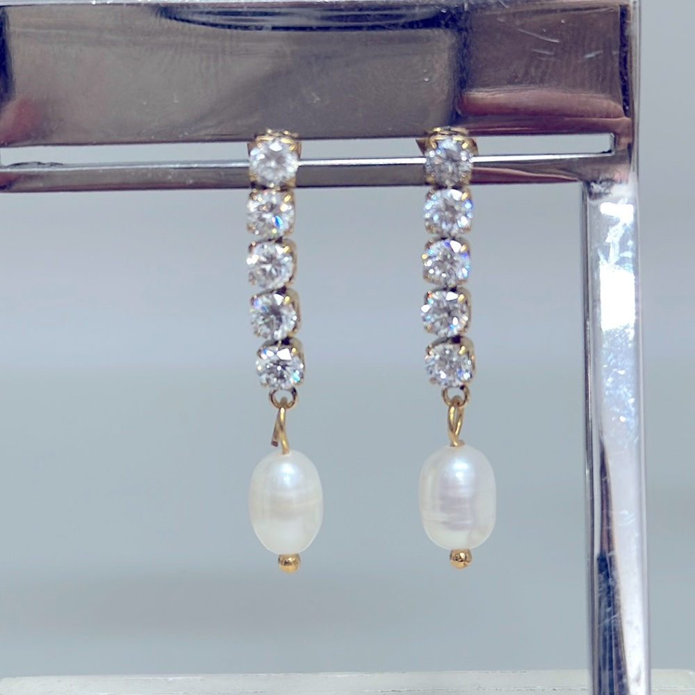 Vintage inspired rhinestone pearl drop earrings. Gold with fresh water pearl